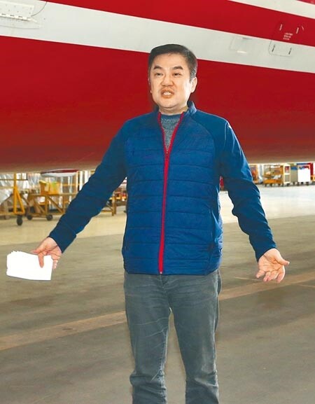 交通部早有意「處理」遠航,但偏偏在總統大選及過年前讓交通部左右為難。圖為遠東航空董事長張綱維13日表示無預警宣布停飛事件是資金未到位的突發狀況,沒有拖欠任何款項,包含員工薪水,他們沒有要結束,下周將會陸續有資金到位。(趙雙傑攝)
