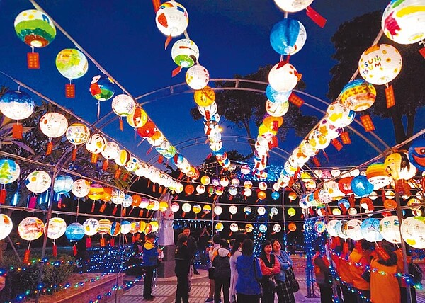 台中市西屯區公所響應2020台灣燈會,絢麗燈海充滿中西合璧的溫馨氛圍。圖/台中市西屯區公所提供