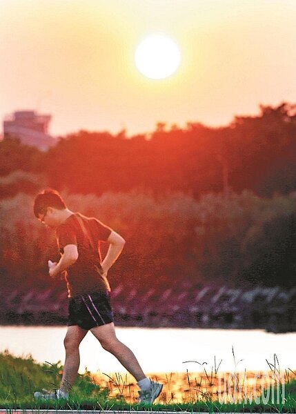 今天西半部晴朗穩定、東半部多雲時晴，白天微熱早晚涼，日夜溫差大。圖／聯合報資料照片