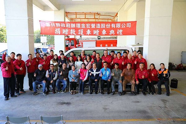 雲林縣崙背鄉民陳順良，日前捐贈一輛價值百萬元的救護車給雲林縣政府。圖／雲林縣府提供