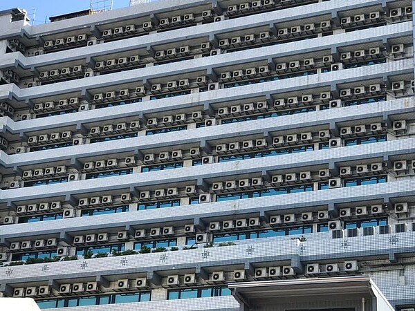 台南民生路一處建築外牆室外機,數量近3百台相當壯觀。圖/臉書《爆怨公社》