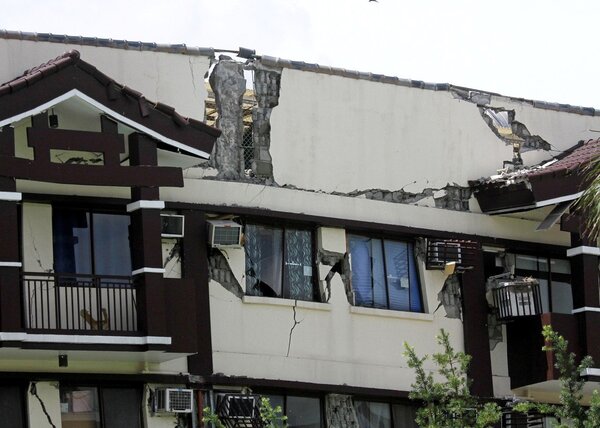 圖為菲律賓民答那峨島納卯市在10月31日發生6.5強震時，一棟遭震毀的公寓。圖／取自twitter