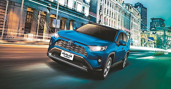 日本原裝進口休旅TOYOTA RAV4在大改款後銷售表現亮眼。 圖／和泰汽車提供