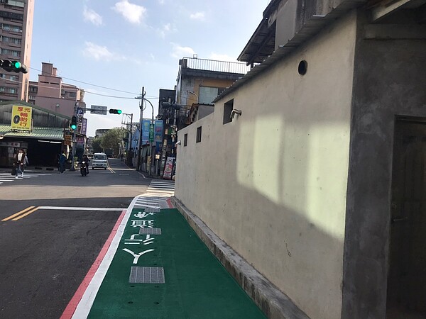 新莊民安路瓶頸道路打通後,行人車輛更安全。圖/新北市政府提供