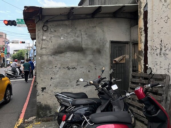 新莊民安路40號瓶頸道路打通前。圖/新北市政府提供