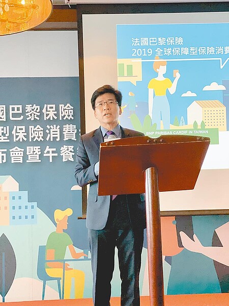 台灣人平均持有3.3張保單,政大風管系主任彭金隆表示,台灣買保險是「愈買愈缺、不買不缺」,一語道破國人投保上的盲點。(洪凱音攝)
