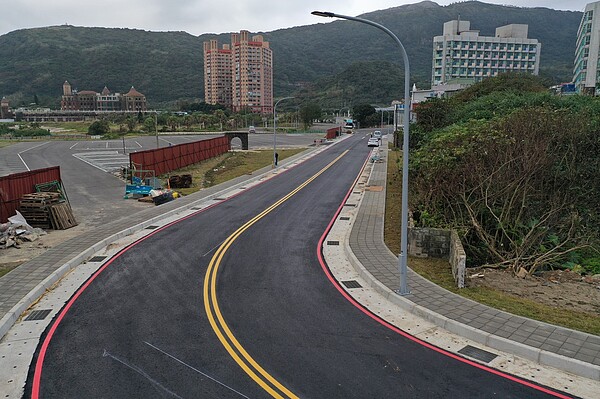萬里區龜吼漁港周邊道路好,充分舒解萬里蟹期間車流壅塞。圖/新北市政府工務局提供