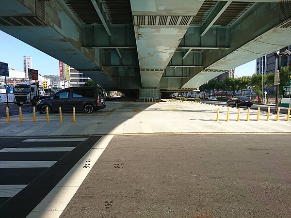 位於新北市五股區芳洲路與新五路2段橋下的閒置公有空地,經新北市交通局活化闢建汽車停車場。圖/新北市提供