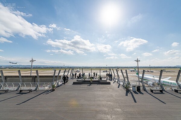 在全國最大的開放式觀景臺上,航空迷們可近距離拍攝最精彩的航機照片,還可飽覽機場遼闊空間與遠方景緻,成為觀賞飛機及航空教學的全新最佳景點。圖/桃園市政府提供