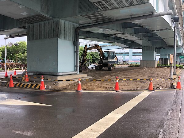 新北市五股區芳洲路與新五路2段橋下的閒置公有空地，經過整新後活化成汽車停車場。圖／新北市政府提供