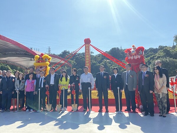 台北生技園區今日舉行開工典禮,北市長柯文哲(右八)、世康開發公司董事長黃茂雄(右七)都出席。 圖/北市府提供
