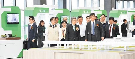 副總統陳建仁（中）昨出席沙崙綠能智慧科學城啟用，左三為台南市長黃偉哲。（曹婷婷攝）