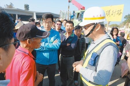 鳳坑村民抗議西濱鳳鼻隧道北口端封路,北工處副處長李宗仁(右)在協調後同意暫緩封閉。(羅浚濱攝)