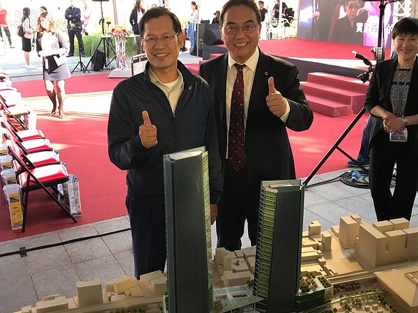 台北雙子星案正式簽約,台北雙星公司董事長許崑泰(左)以及台北雙子星案總顧問仲量聯行總經理趙正義在現場合影。好房網News記者李彥穎攝