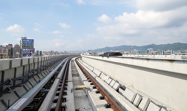 台中捷運綠線延伸彰化段遭交通部退件，台中市交通局長葉昭甫說，交通部邀請非提案單位彰化市公所參加，又接受彰化市長林世賢提出的全新路線，完全不符合審查程序，讓人難以理解。 圖／台中市新聞局提供