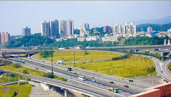 汐止交流道南入匝道案獲政院核定通過,將可大幅紓解汐止市區車流量。(新北市交通局提供/葉德正新北傳真)