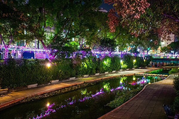 中港大排河廊位於新莊人口密集區並為該區主要排水路,經過這些年的整治改善已煥然一新,完全顛覆以往對於大排黑水溝的負面印象。新北市政府提供