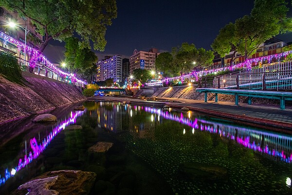 沿著中港大排自立廣場至中原路口周遭範圍約235株樹木,吊掛妝點璀璨繽紛的燈飾,綿延長度遠達1公里。新北市政府提供