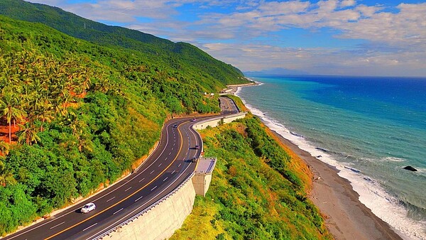 「全台最長公路」省道台9線,因蘇花改及南迴改工程相繼即將通車,讓原本全長474.3公里的台9線,截彎取直縮減為453.3公里,降為全台第2長。圖/公路總局提供