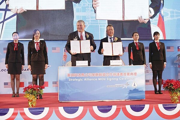 漢翔董事長胡開宏(右)17日與洛馬公司副總經理Randy Howard,共同簽署策略聯盟合作協議。圖/漢翔提供