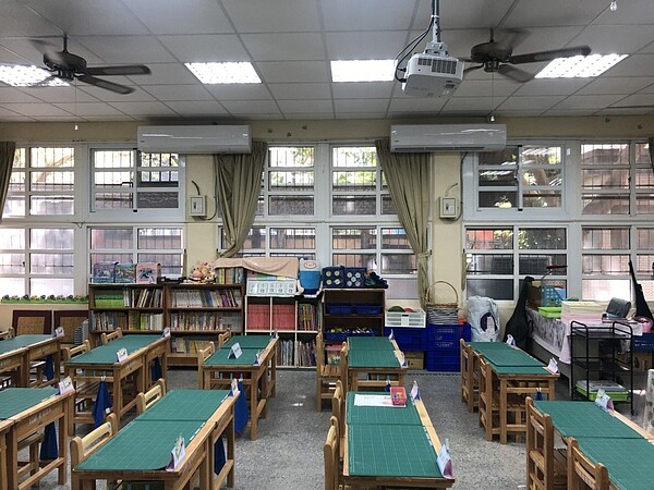 桃園市政府推動國中小學班班有冷氣,議會17日聽取教育局專案報告,議員認為今年、明年都只編2億元太少,和市長鄭文燦先前聲稱3年編12億元的目標差太多。圖/桃園市教育局提供