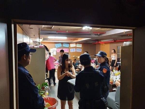 市府宣布,針對俗稱特種行業的視聽歌唱業、特種咖啡茶室業、三溫暖業、舞廳業、舞場業、酒家業、酒吧業、夜店業等八大行業,即日起停止核准新設立登記、所在地變更及增加營業場所面積的申請。資料照/市府提供