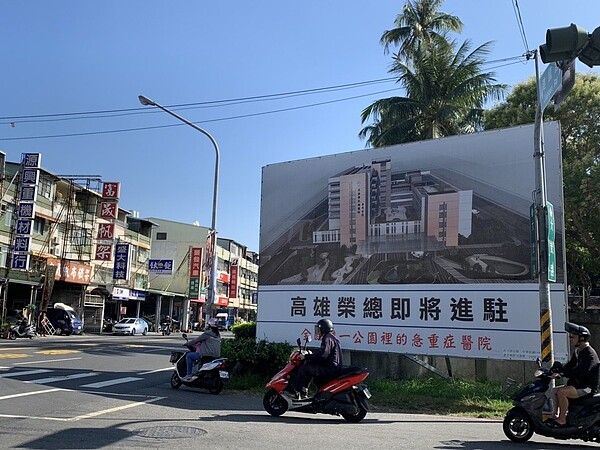 高雄榮總屏東分院即將進駐屏東,市區的大型看板讓許多人對屏東未來有新的想像。 記者翁禎霞/攝影