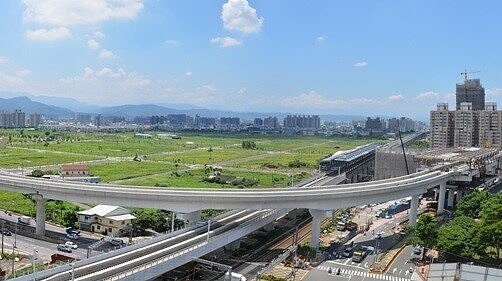 台中捷運綠線延伸彰化、大坑案，因為彰化市公所對彰化路廊有意見，全案退回整合。交通部長林佳龍表示將派人協調，台中市交通局長葉昭甫說，盼維持原案，也不排除切割處理，先推動延伸大坑段。圖／台中市新聞局提供