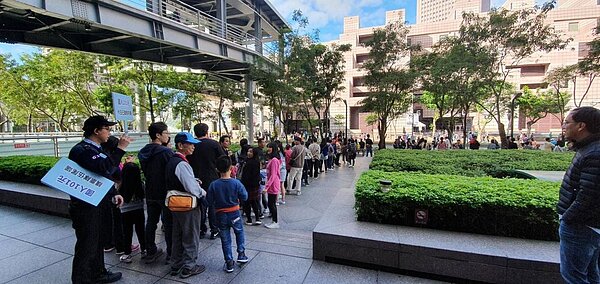 台北101針對國人推出觀景台優惠獲得廣大迴響，人潮從5樓排到1樓。圖／讀者提供