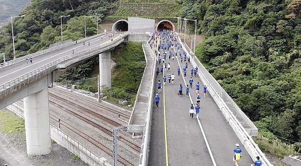 蘇花改下個月全線通車,但蘇花改工程處昨天強調,確切的通車日期還待核定。圖為通車前辦了馬拉松比賽。資料照片/宜蘭縣體育會提供