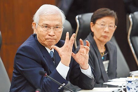 中央銀行19日召開理監事聯席會議,央行總裁楊金龍(左)表示,央行內部討論到是否以公開市場操作利率取代重貼現率,作為未來升降息指標。(黃世麒攝)