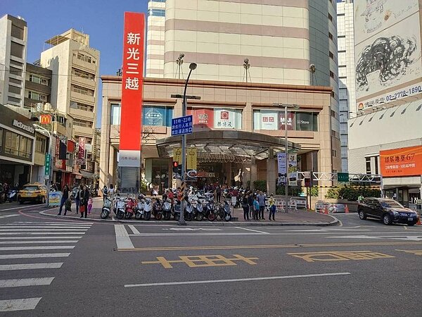 位在台南市中山路、民族路及西華南街路口的地王新光三越中山店，公告土地現值調升為每平方公尺31萬7千元，也就是每坪約為104.8萬元。圖／台南市地政局提供