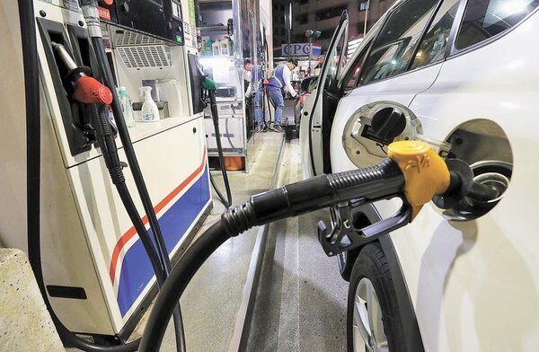 國內汽柴油價下周一恐再漲0.3元左右，油價將拉出二連漲，主力油品95無鉛汽油會跨過29元大關。圖／中時報系資料照