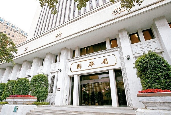 中央銀行今(19)日召開理監事會議,總裁楊金龍宣布,央行重貼現率連14季維持1.375%不變,符合市場預期。報系資料照