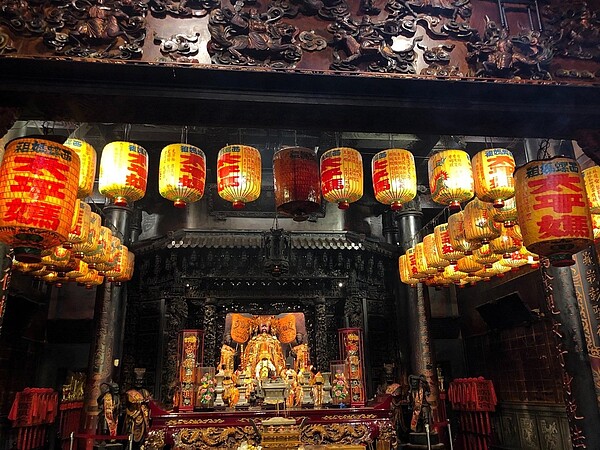 福興宮殿前光明燈一盞2萬元,燈籠由工藝之家等級的匠師手工製作。圖/西螺福興宮提供