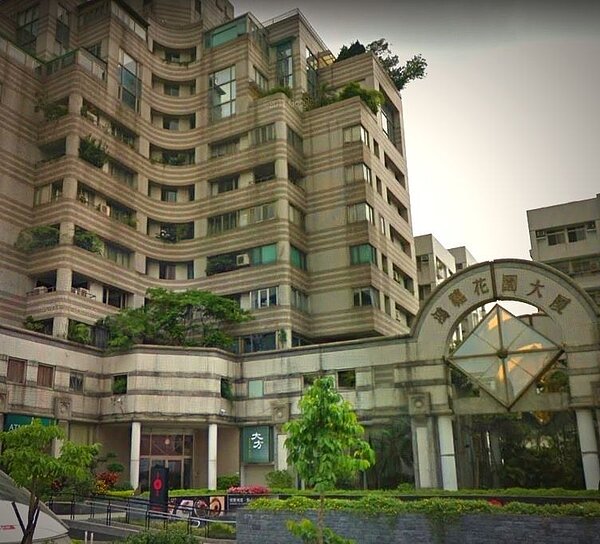 大方養生鐵板燒店面位於鴻禧花園大廈一樓。圖/截自google map