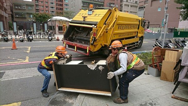民眾要在109年1月16日前,向所在地各區清潔隊完成廢棄大型家具清運預約,才能順利在農曆年前完成清運。圖/新北市政府提供