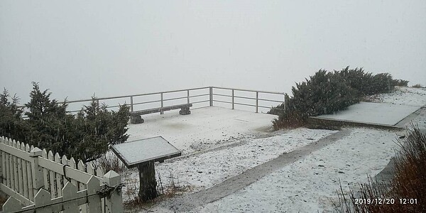 玉山北峰氣象站中午降下今年初雪,一場冰霰夾雪持續半小時停止。圖/玉管處提供