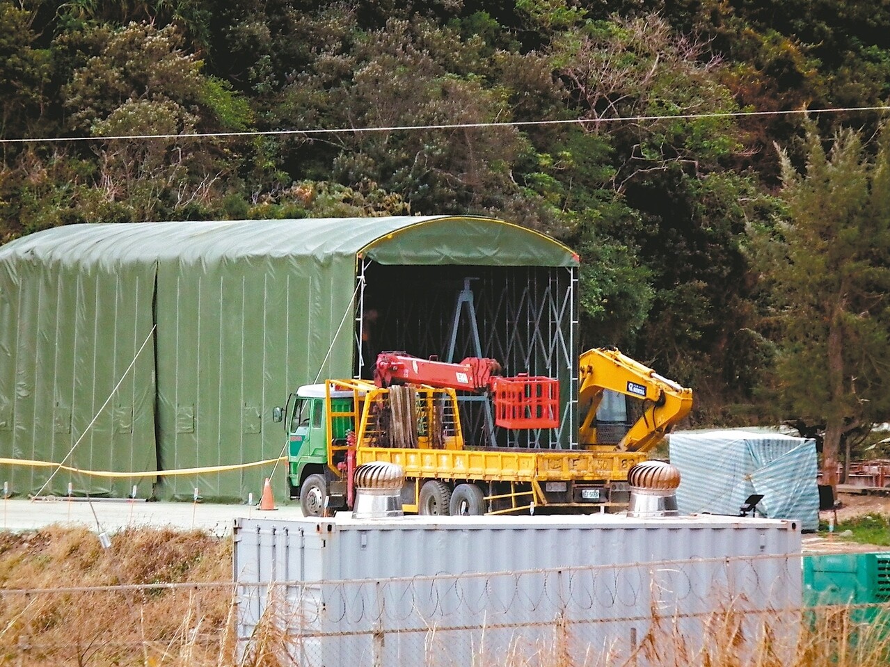 該養蝦場用綠色帆布搭建棚子，有施工人員在裡頭作業，相當隱密。 記者尤聰光╱攝影