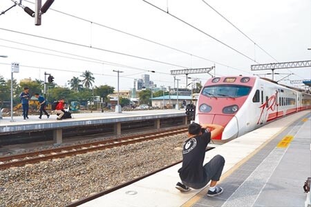 台鐵潮州至枋寮段電氣化20日正式通車，也宣告營運6年的普悠瑪終於駛進枋寮，中午時分不僅吸引攝影愛好者搶拍歷史性一刻，還有鐵道迷特地請假來搭乘「首航」。(謝佳潾攝)