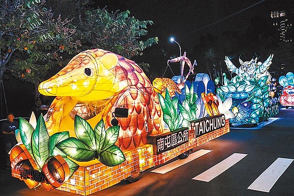 2020台灣燈會20日由29區花燈車大遊行打頭陣,南屯區搭配吉祥物鯪鯉公仔傳承在地文化。(盧金足攝)