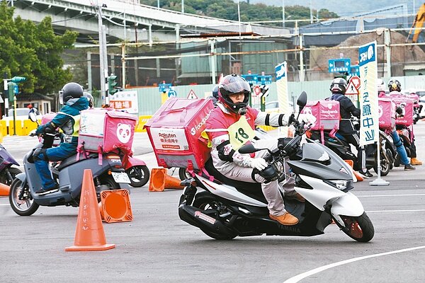 foodpanda外送員參與安全駕駛實地訓練課程,實際演練車輛檢查、緊急剎車、八字過彎、防禦駕駛等。 記者蘇健忠/攝影