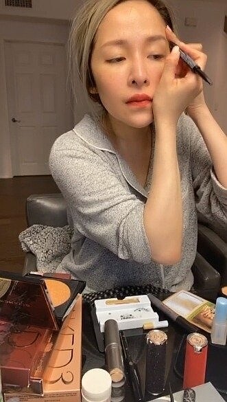 蕭亞軒以近素顏的模樣露臉開直播。圖/摘自微博