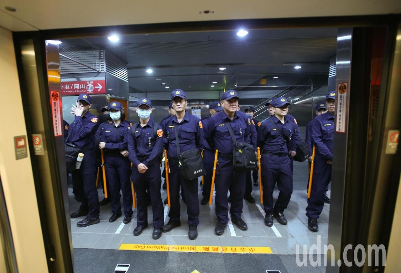 今天下午罷韓與挺韓遊行即將登場,高雄捷運站內已有大批警力進駐。記者葉信菉/攝影