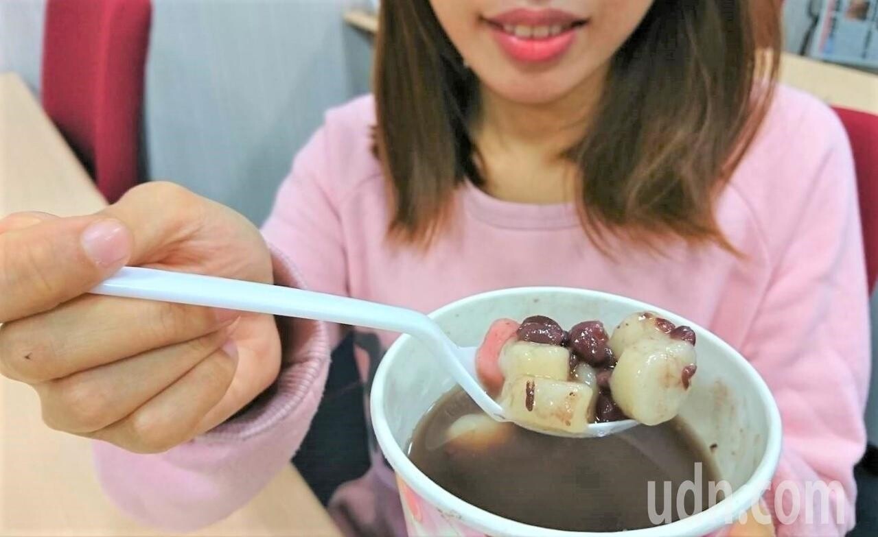 衛福部國健署營養及健康飲食專文介紹，四顆包餡湯圓熱量約280至320大卡，15粒小湯圓約140大卡，加上其他配料與甜湯，稍不慎就容易吃胖。記者羅真／攝影