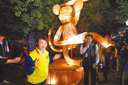 台中市長盧秀燕21日晚上為文心森林公園副展區點燈後,與民眾一起賞燈。圖/記者盧金足攝影