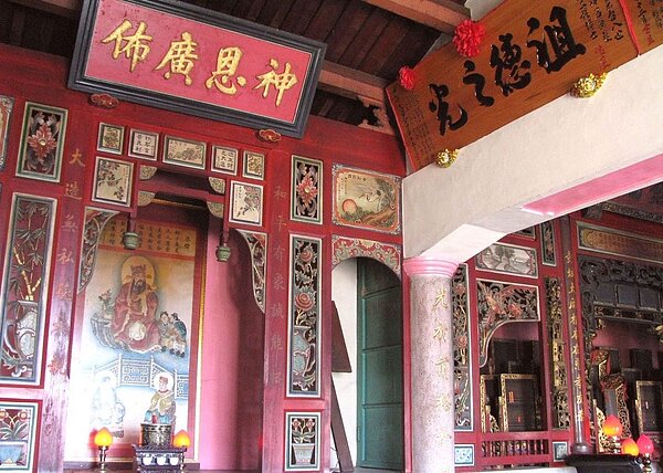 現代都會生活忙碌,住處又小,早年家庭供奉的祖先牌位和神明廳等祭祀空間已逐漸消失。圖/聯合報系資料照