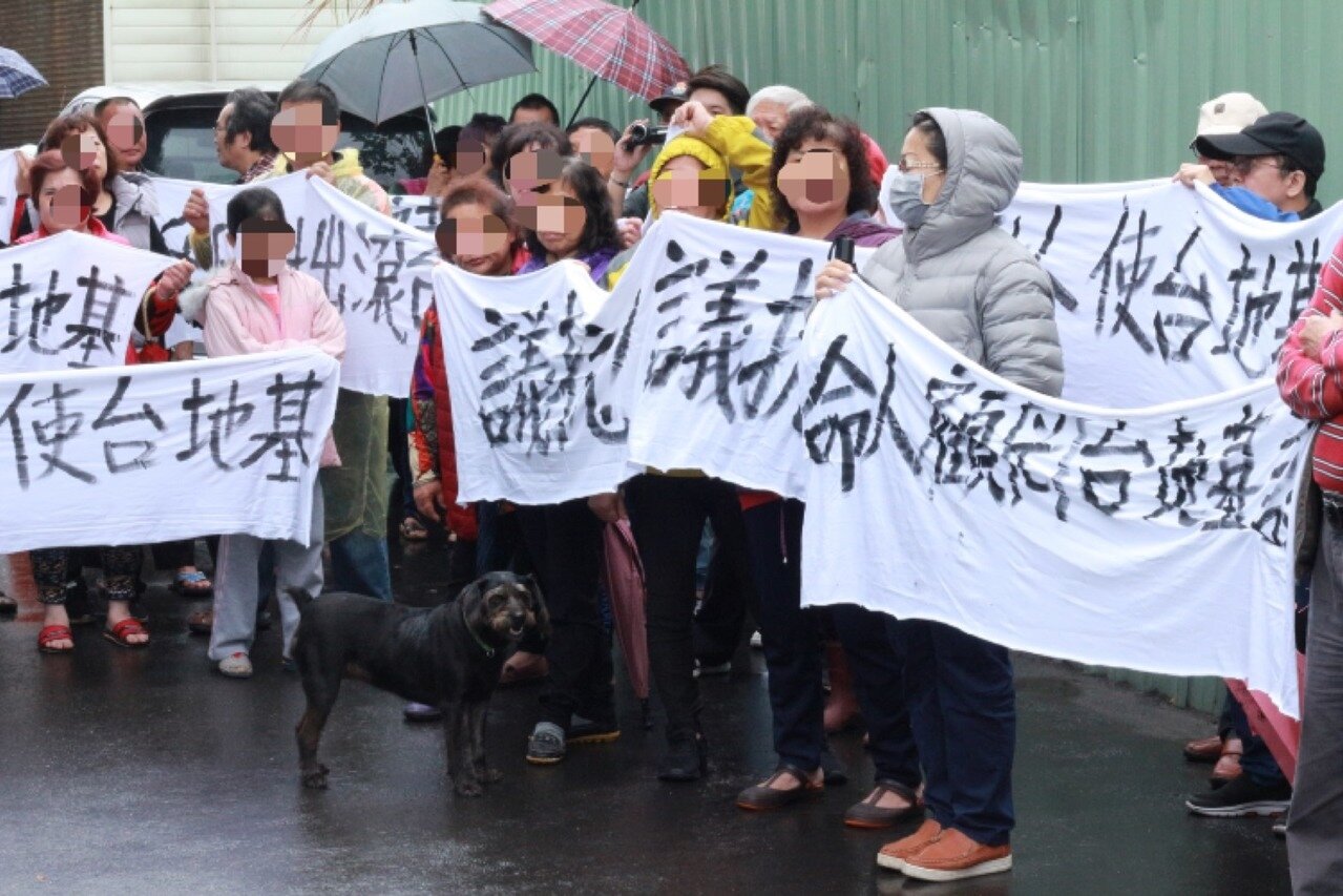 湖山社區上百名民住戶聚集在湖山路29巷,拉起白布條高喊「基地台!滾出社區!」「屋主!出來面對!」。記者陳弘逸/攝影
