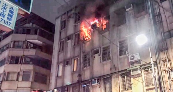 天津街舊公寓火警,中年男子葬身火海。記者蔡翼謙/翻攝