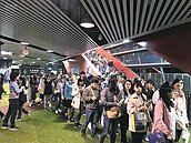 五月天桃園開唱　機捷單日破10萬人次